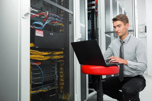 Jovem Homem Negócios Com Laptop Trabalhando Data Center — Fotografia de Stock