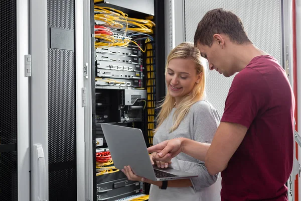 Equipe Técnicos Que Trabalham Conjunto Servidores Data Center — Fotografia de Stock