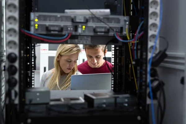 Equipe Técnicos Que Trabalham Conjunto Servidores Data Center — Fotografia de Stock