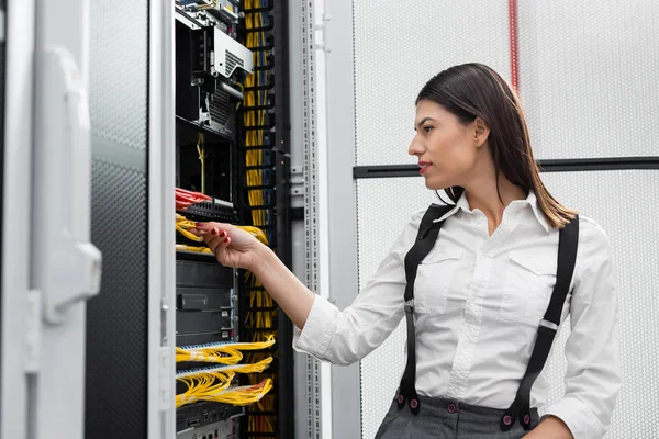 Young Engineer Businesswoman Network Server Room — Stock Photo, Image