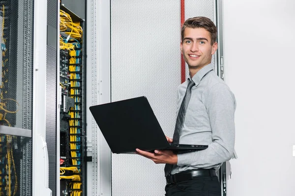 Retrato Jovem Moderno Segurando Laptop Sala Servidor Trabalhando Com Supercomputador — Fotografia de Stock