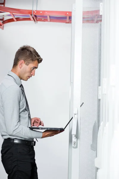 Porträt Eines Modernen Jungen Mannes Mit Laptop Der Serverraum Steht — Stockfoto