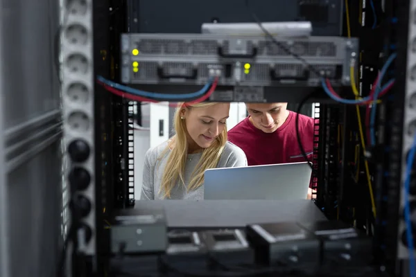 Equipe Técnicos Que Trabalham Conjunto Servidores Data Center — Fotografia de Stock