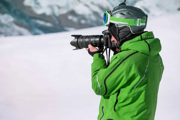 Skier Photographing Mountain Professional Camera — Stock Photo, Image