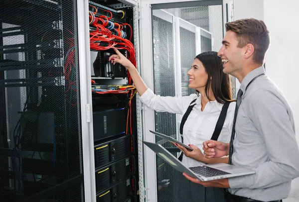 Equipe Técnicos Que Trabalham Conjunto Servidores Data Center — Fotografia de Stock