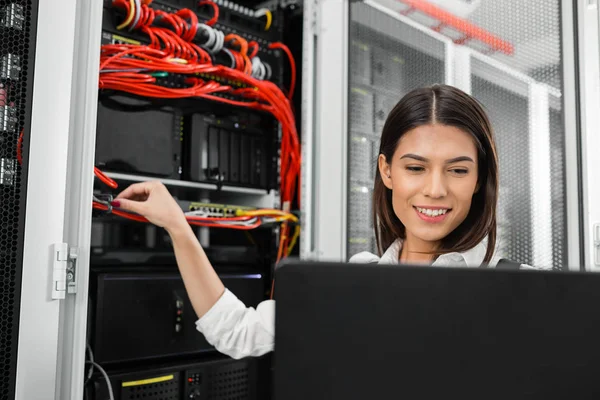 Porträt Eines Technikers Der Serverraum Laptop Arbeitet — Stockfoto