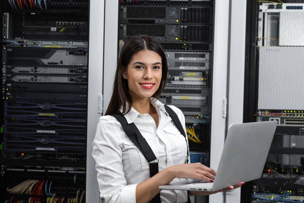 Retrato Del Técnico Que Trabaja Ordenador Portátil Sala Servidores — Foto de Stock