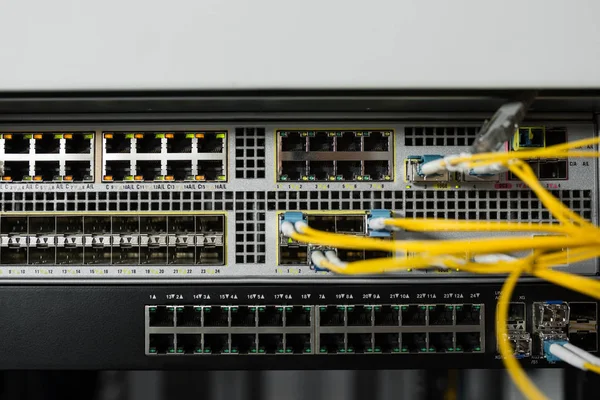 Router Sala Server Rete Con Cavi Colorati — Foto Stock