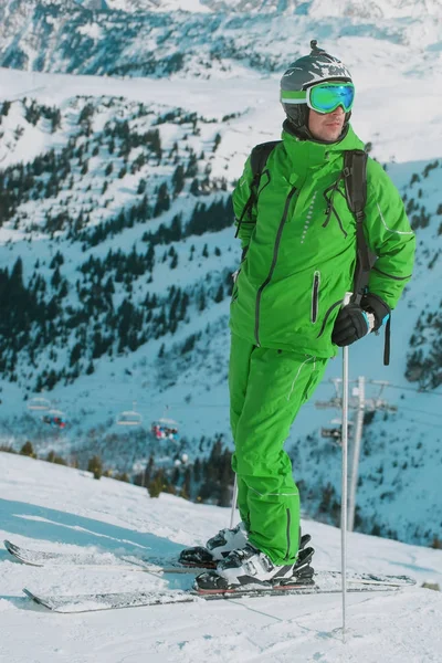 Mannelijke Skiër Ontspannen Top Van Berg — Stockfoto