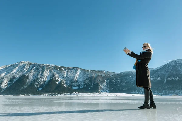 Bella Giovane Turista Femminile Prende Selfie Inverno — Foto Stock