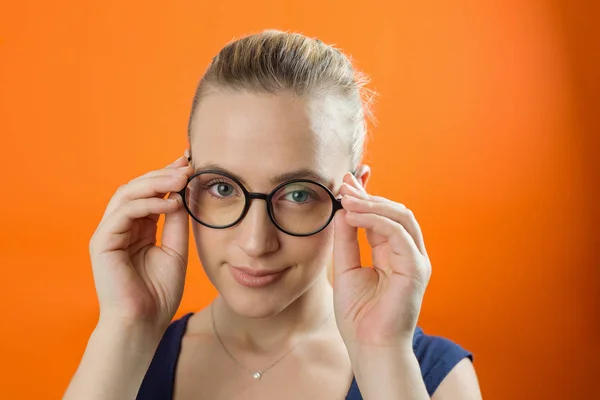 Unga Kaukasiska Kvinna Med Smiley Ansikte Bär Glasögon Orange Bakgrund — Stockfoto