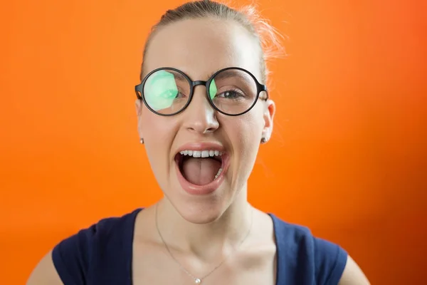 Mulher Branca Jovem Com Rosto Sorridente Usando Óculos Fundo Laranja — Fotografia de Stock