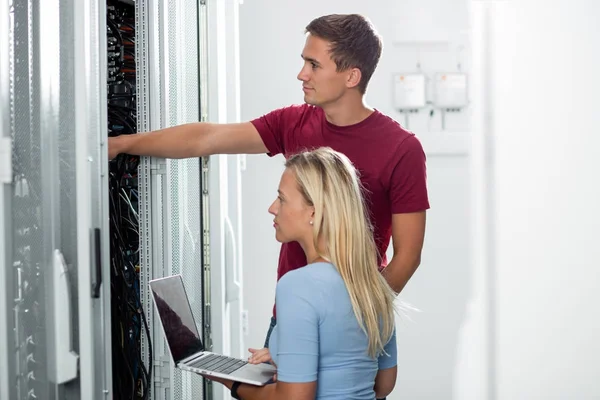 Takım birlikte veri merkezinde sunucularda çalışan teknisyenleri