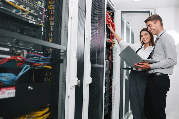 Equipe Técnicos Que Trabalham Conjunto Servidores Data Center — Fotografia de Stock