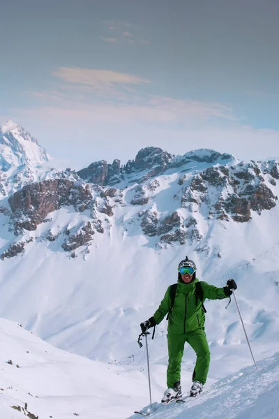 Esquiador Masculino Relajándose Cima Montaña —  Fotos de Stock
