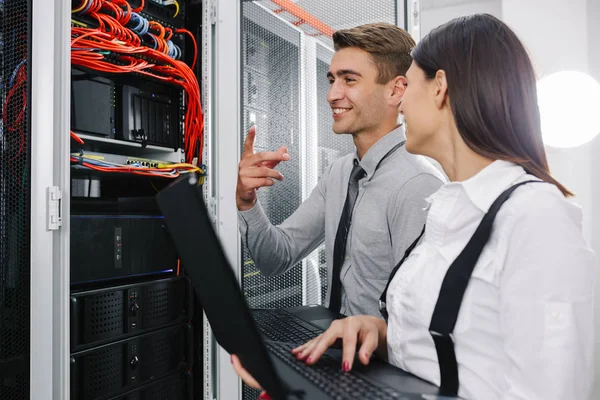 Equipe Técnicos Que Trabalham Conjunto Servidores Data Center — Fotografia de Stock