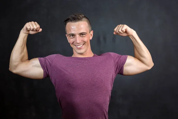 Portret Van Een Atletische Fitness Mannelijke Gekleed Een Sportkleding Grijs — Stockfoto