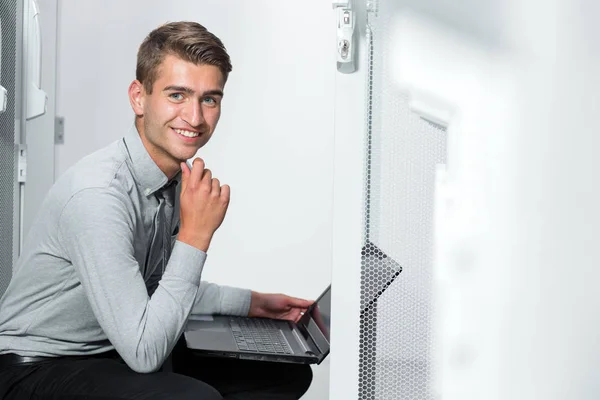 Retrato Joven Moderno Sosteniendo Computadora Portátil Pie Sala Servidores Trabajando — Foto de Stock