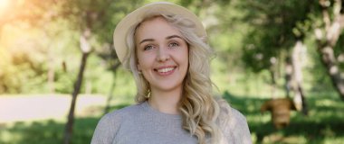 şapkalı bir genç kadının portresi.