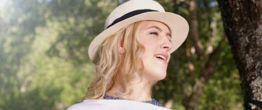 Sıcak güneşli günde şapkalı bir genç kadının portresi