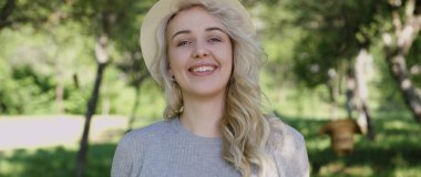 şapkalı bir genç kadının portresi.