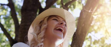 Sıcak güneşli günde şapkalı bir genç kadının portresi