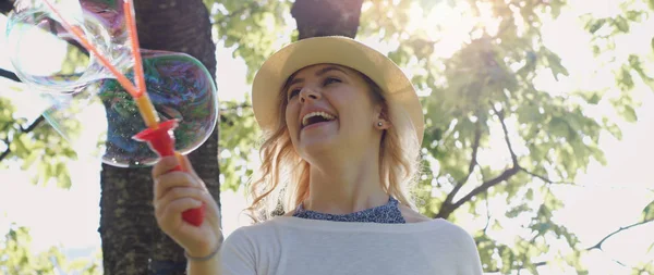 Nádherná Mladá Brunetka Vane Mýdlové Bubliny Slunný Park — Stock fotografie