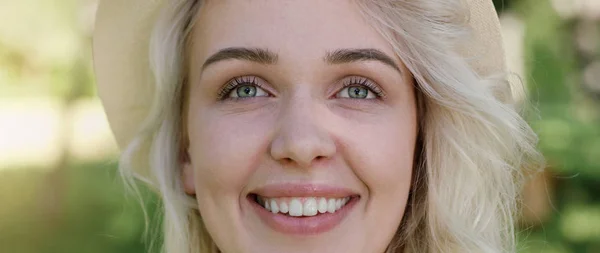 Mooie Jonge Vrouw Die Zich Voordeed Glimlachend Buiten Tijdens Zonnige — Stockfoto