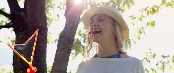 Linda Menina Morena Soprando Bolhas Sabão Parque Iluminado Pelo Sol — Fotografia de Stock