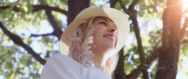 Portrait Jeune Femme Dans Chapeau Par Une Chaude Journée Ensoleillée — Photo