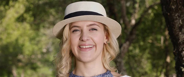 Portrait Jeune Femme Dans Chapeau Par Une Chaude Journée Ensoleillée — Photo