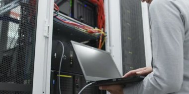  dizüstü bilgisayar sunucu Oda arka plan kullanarak takım elbiseli işadamı