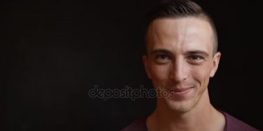 yakın çekim yakışıklı siyah arka plan üzerine portresi