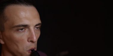 yakın çekim yakışıklı siyah arka plan üzerine duman portresi