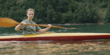 Genç kadın nehir kanosu