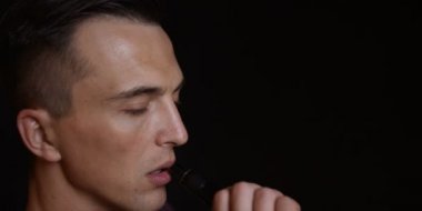 Erkekler siyah arka plan vaping ve Buhar bulutu serbest bırakır.