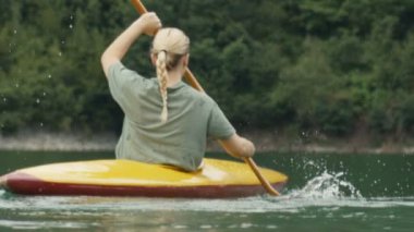 Genç kadın nehir kanosu