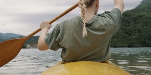 Mujer Joven Kayak Río — Vídeo de stock