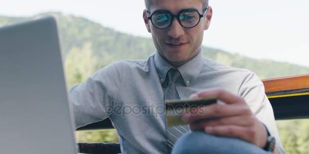 Schöner Geschäftsmann Anzug Mit Kreditkarte Und Laptop Outdoor Café — Stockvideo