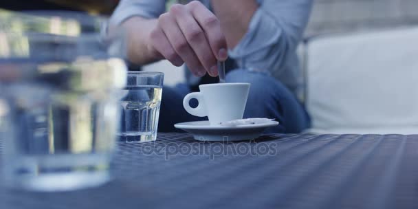 Detail podnikatel pití kávy ve venkovní kavárně