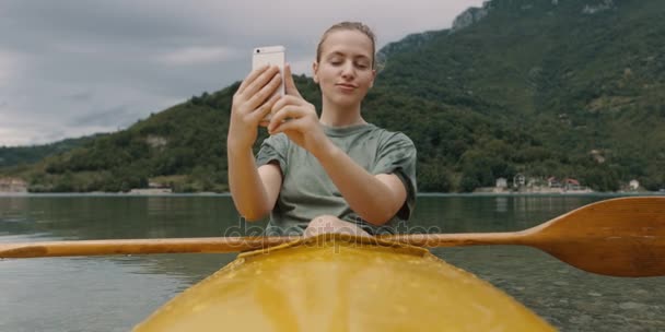 Νεαρή Γυναίκα Λήψη Selfie Ενώ Κάθεται Στο Καγιάκ Στον Ποταμό — Αρχείο Βίντεο