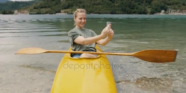 Mujer Joven Tomando Selfie Mientras Está Sentado Kayak Río — Vídeo de stock