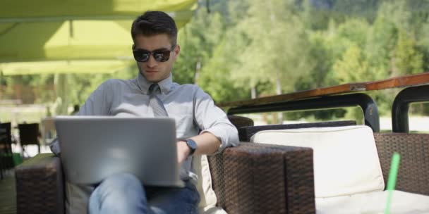 Homem Negócios Bonito Terno Segurando Usando Laptop Café Livre — Vídeo de Stock