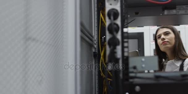 在服务器机房的笔记本电脑上工作的技术人员的画像 — 图库视频影像