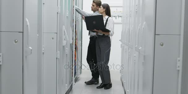 Team Technicians Working Together Servers Data Centre — Stock Video