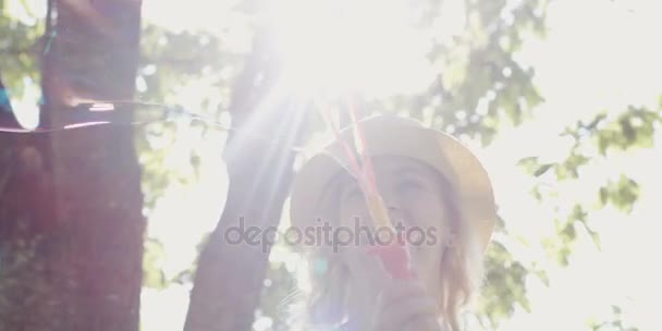 Gorgeous Νεαρή Ξανθιά Κοπέλα Φυσώντας Φυσαλίδες Σαπουνιού Στο Πάρκο — Αρχείο Βίντεο