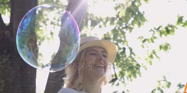 Прекрасная Молодая Блондинка Пускающая Мыльные Пузыри Парке — стоковое видео