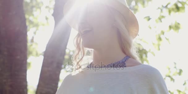 Splendida Ragazza Bionda Che Soffia Bolle Sapone Nel Parco — Video Stock