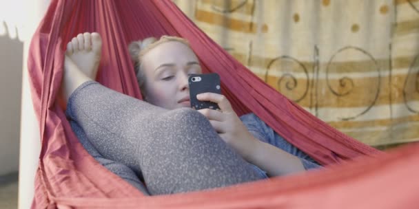 Mooie Jonge Blonde Vrouw Ontspannen Rode Hangmat Groene Tuin — Stockvideo