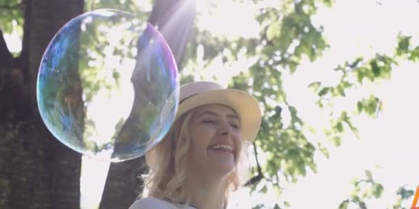 Superbe Jeune Fille Blonde Soufflant Des Bulles Savon Dans Parc — Video